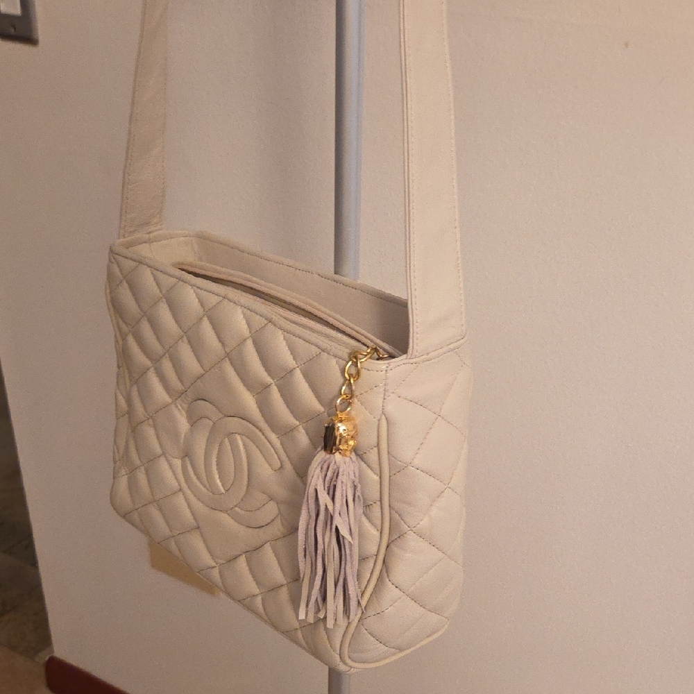 NWOT Chic Ivory Quilted Soft Genuine Leather Shoulder Bag - Picture 2 of 13